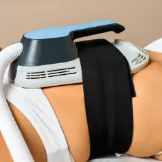 Urządzenie do elektrostymulacji brzucha przymocowane do ciała.