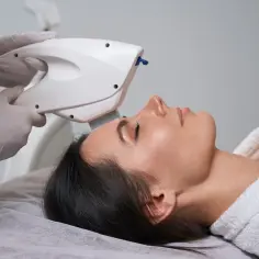 Zabieg odmładzający z użyciem urządzenia laser ipl na twarz kobiety.