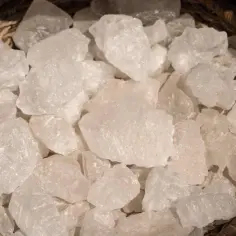 Kryształki ałunu po goleniu, naturalne i skuteczne w pielęgnacji skóry.