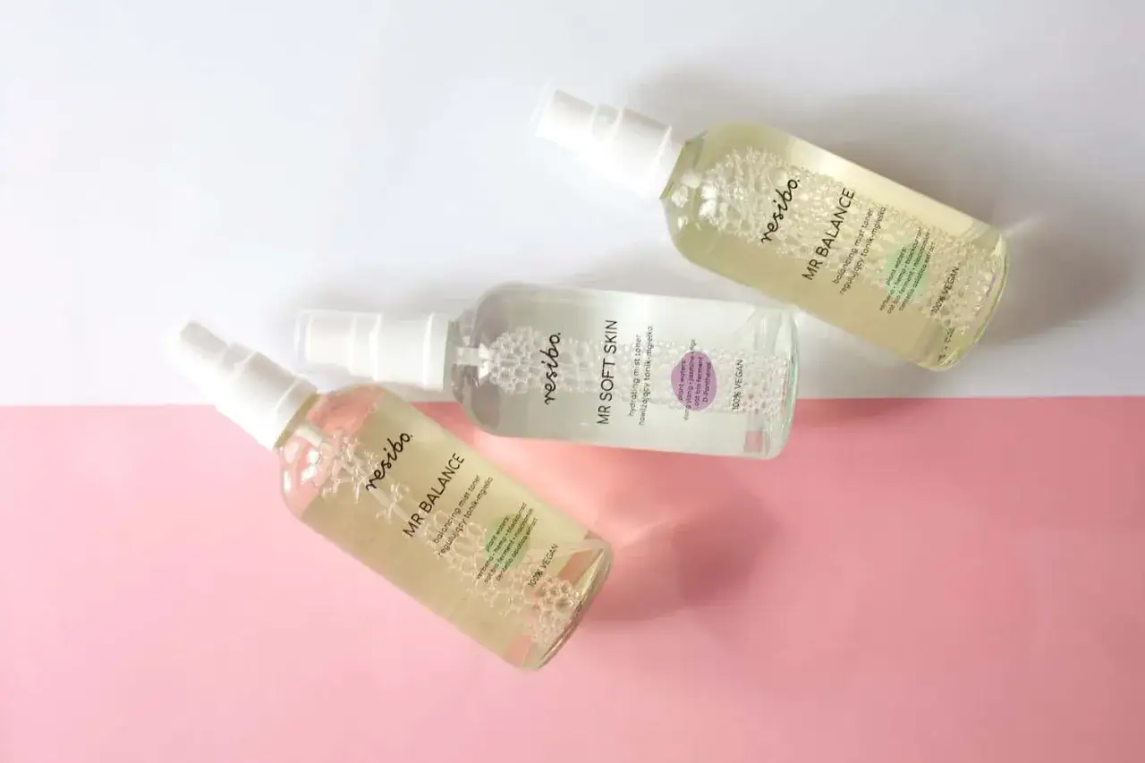 Hydrolat co to? Trzy buteleczki mgiełek Resibo: MR BALANCE i MR SOFT SKIN, idealne do odświeżenia i nawilżenia skóry.