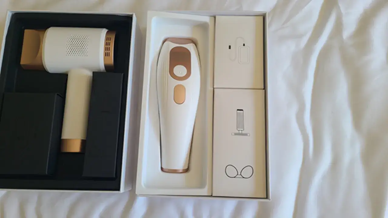 Elegancki depilator laserowy w zestawie z akcesoriami. Idealny do domowego użytku, zapewniający gładką skórę.