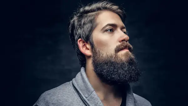 Kiedy zarost gęstnieje? Poznaj tajemnice gęstego zarostu i jego rozwój