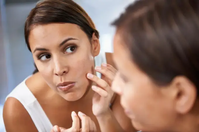 Pryszcz jak guz? Co to może być i kiedy iść do dermatologa